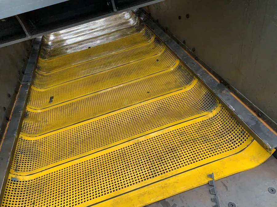 Flip flow screen for waste recycling