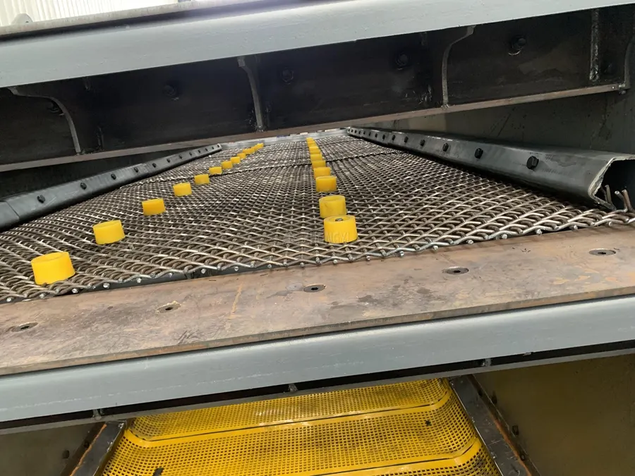 Flip flow screen for waste recycling