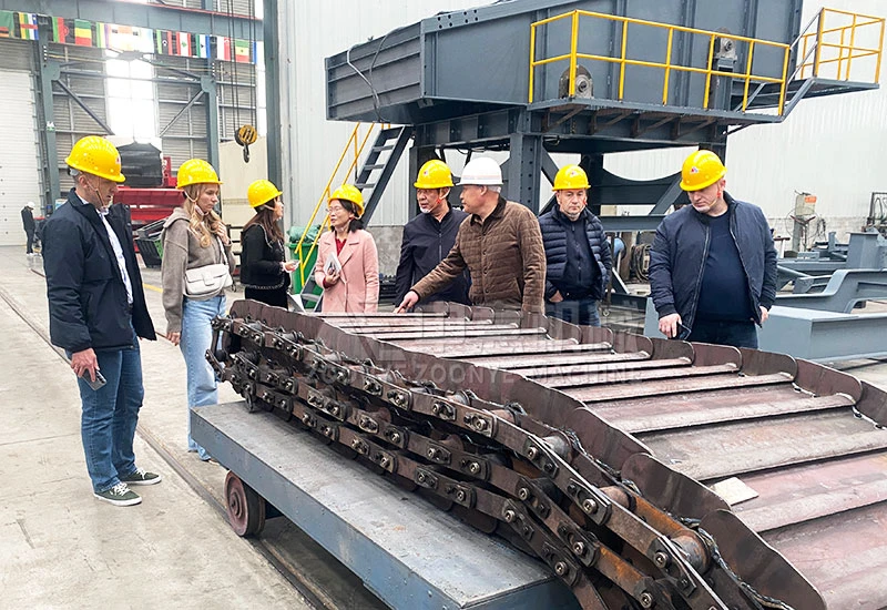 Manager Liu explains the equipment components