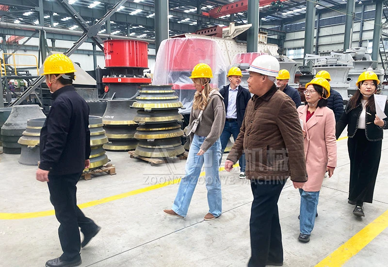 Manager Liu gives the client a tour of the workshop