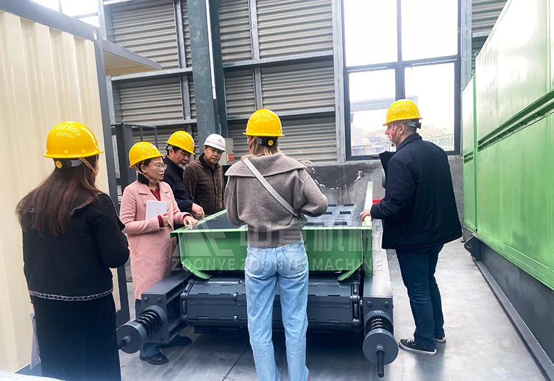 The technical manager explains the equipment to the client